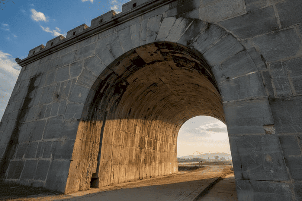 Cổng th&agrave;nh được x&acirc;y dựng theo h&igrave;nh v&ograve;m cung gi&uacute;p gia tăng khả năng chịu lực